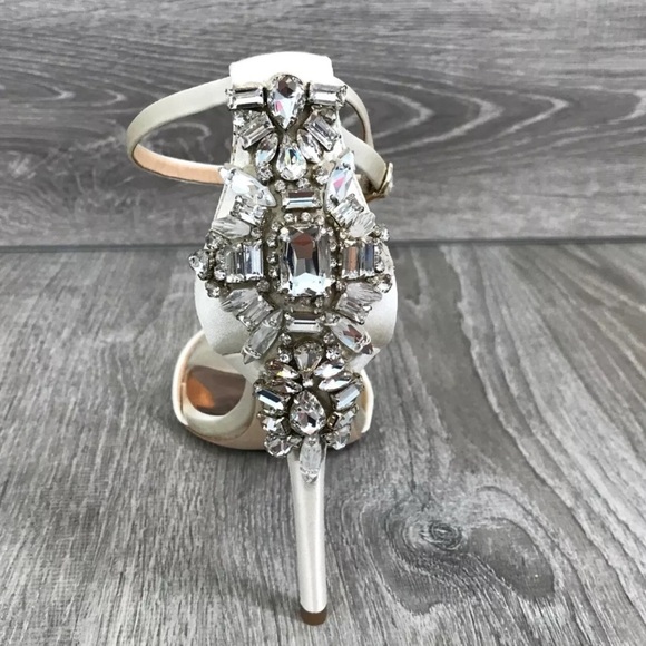 Badgley Mischka
Galia Square Toe Crystal Jeweled Dress Sandals size 7 - Picture 5 of 9